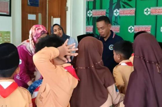 11 siswa SDN 1 Kediren dan 1 MI Nurul Dholam dilarikan ke Puskesmas Lembeyan usai santap menu MBG. IDN Times/Riyanto.