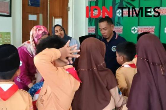 11 siswa SDN 1 Kediren dan 1 MI Nurul Dholam dilarikan ke Puskesmas Lembeyan usai santap menu MBG. IDN Times/Riyanto.
