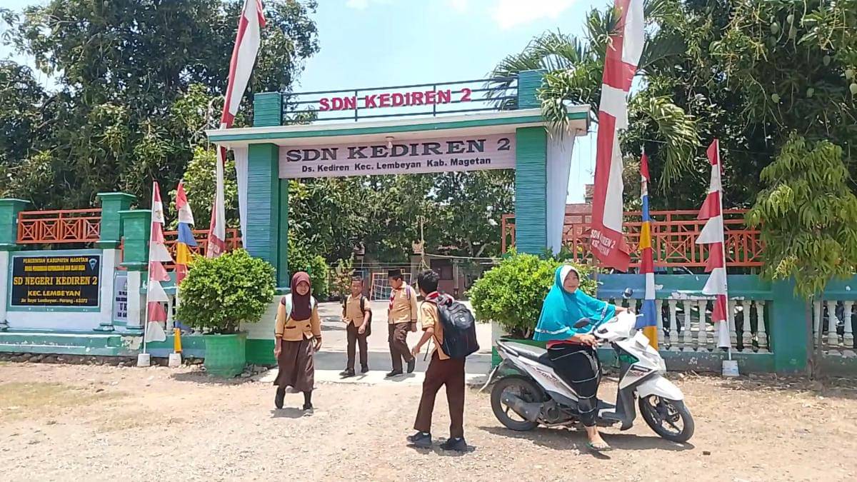 12 siswa di desa Kediren dilarikan ke Puskesmas Lembeyan usai satap menu MBG. IDN Times/Riyanto.