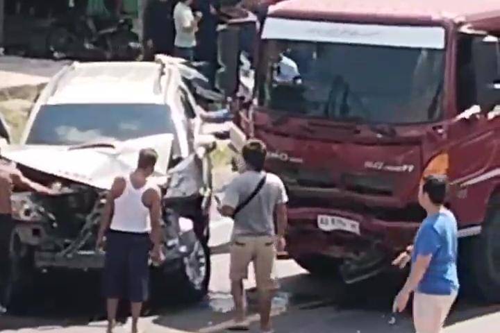 Fortuner vs truk trailer di jalur utama Ngawi–Mantingan, tepatnya di kilometer 30–31, Desa Sambirejo, Kecamatan Mantingan, Kabupaten Ngawi, 2 orang luka-luka. IDN Times/Istimewa.