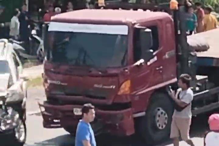 Fortuner vs truk trailer di jalur utama Ngawi–Mantingan, tepatnya di kilometer 30–31, Desa Sambirejo, Kecamatan Mantingan, Kabupaten Ngawi, 2 orang luka-luka. IDN Times/Istimewa.
