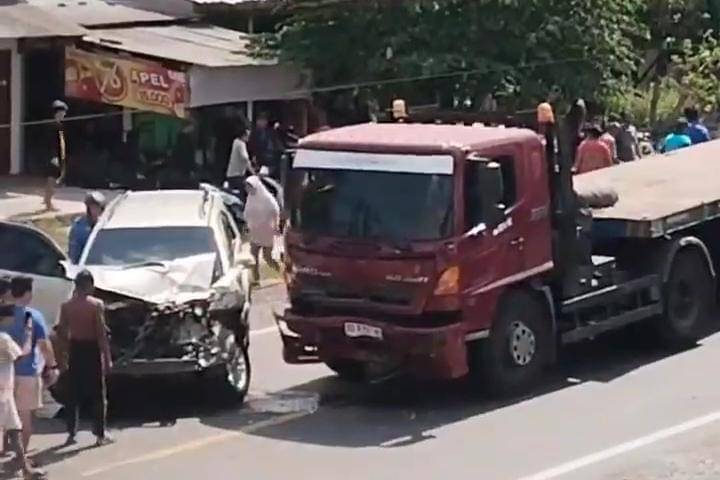 Fortuner vs truk trailer di jalur utama Ngawi–Mantingan, tepatnya di kilometer 30–31, Desa Sambirejo, Kecamatan Mantingan, Kabupaten Ngawi, 2 orang luka-luka. IDN Times/Istimewa.