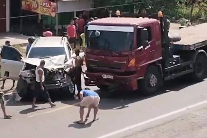 Fortuner vs truk trailer di jalur utama Ngawi–Mantingan, tepatnya di kilometer 30–31, Desa Sambirejo, Kecamatan Mantingan, Kabupaten Ngawi, 2 orang luka-luka. IDN Times/Istimewa.