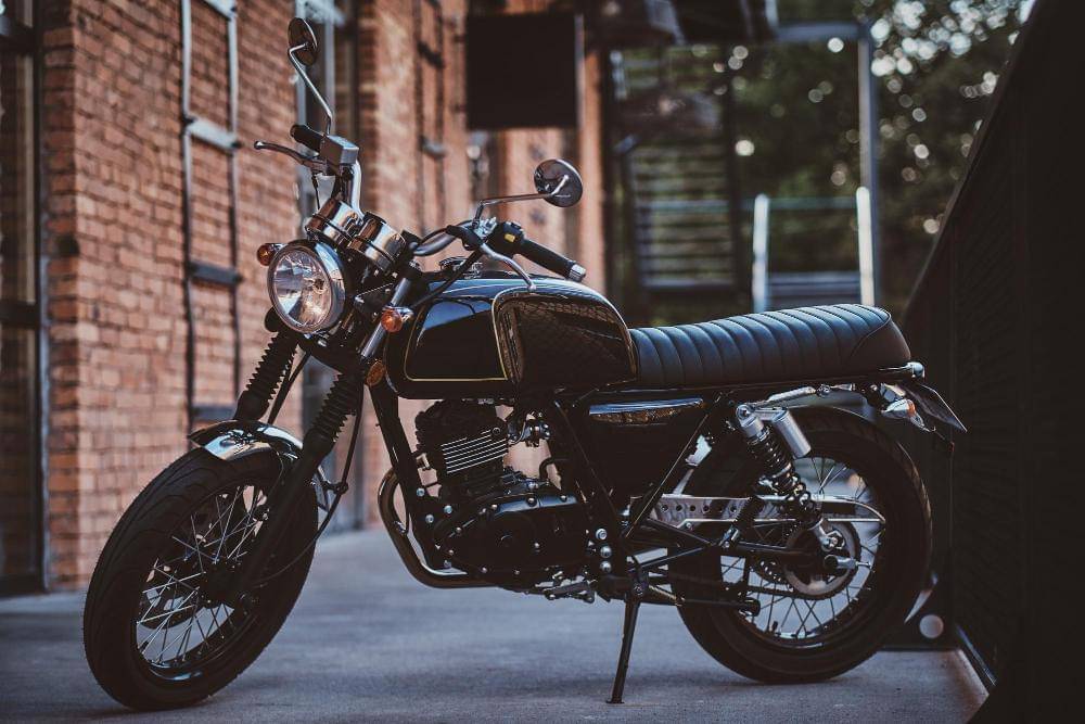 ilustrasi motor custom (freepik.com/fxqudro)