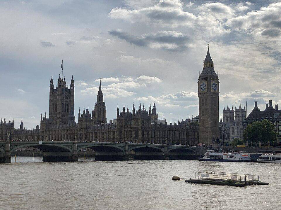 Big Ben, Menara Elizabeth, dan Istana Westminster difoto dari tepi Sungai Thames.
