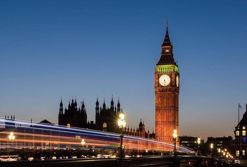 potret indah Big Ben dan Menara Elizabeth ketika malam