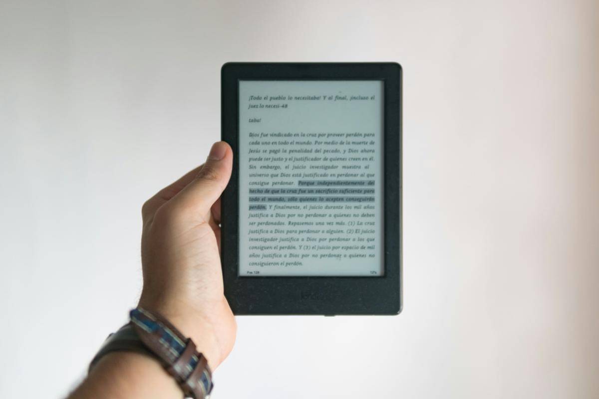 Kindle (unsplash.com/@nosoycesar)
