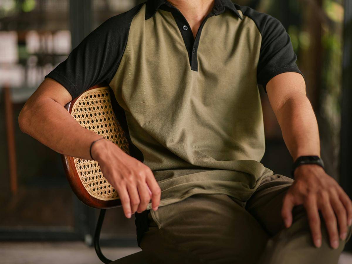 earth tone outfit pria untuk tampil klasik dan maskulin