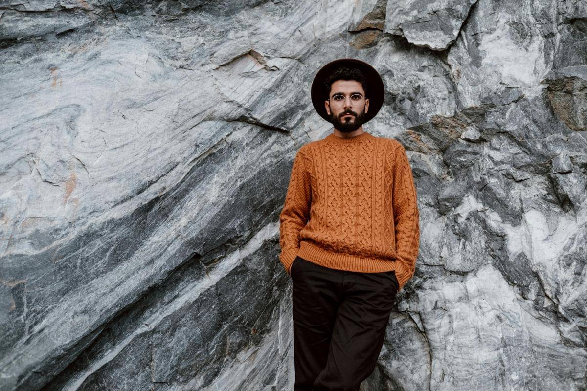 earth tone outfit pria untuk tampil klasik dan maskulin