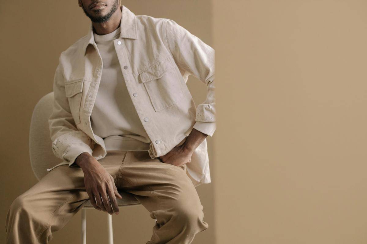 earth tone outfit pria untuk tampil klasik dan maskulin