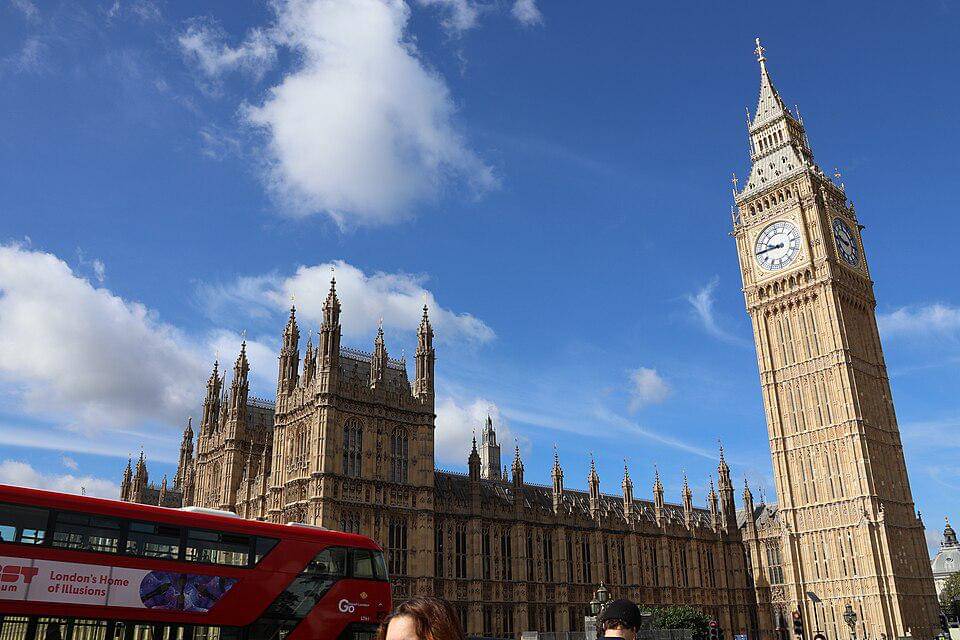 Menara Elizabeth dan Big Ben terletak di sebelah utara Istana Westminster.
