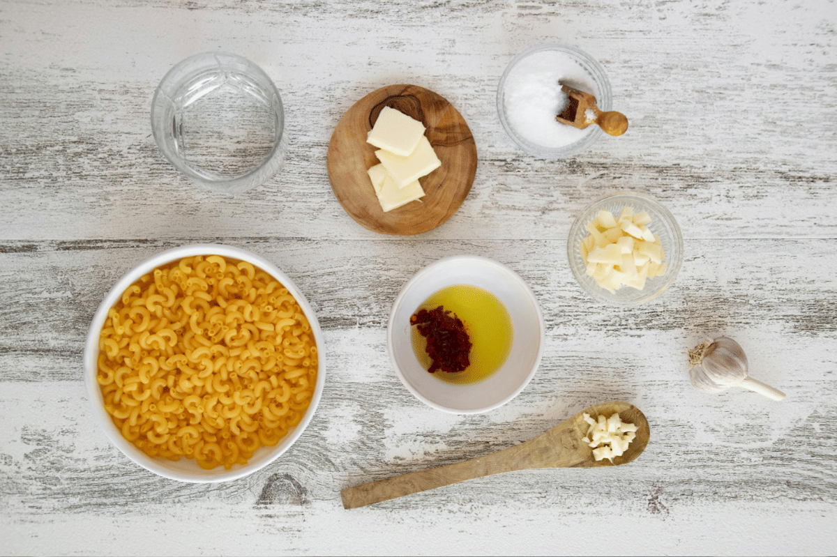 ilustrasi bahan membuat buttered garlic and chilli pasta