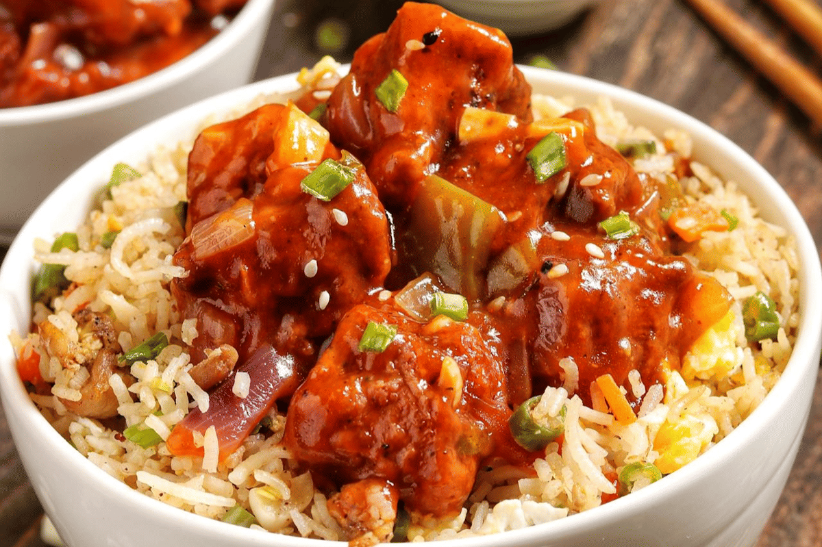 ilustrasi penyajian nasi gurih ayam pedas rice cooker