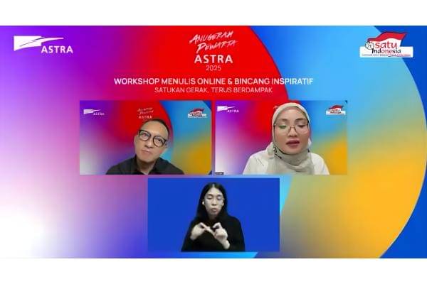 Eri Kuncoro (kiri atas) saat diwawancarai via Zoom pada acara Workshop Menulis Online dan Bincang Inspiratif "Satukan Gerak, Terus Berdampak" (dok. Tangkapan Layar Zoom)