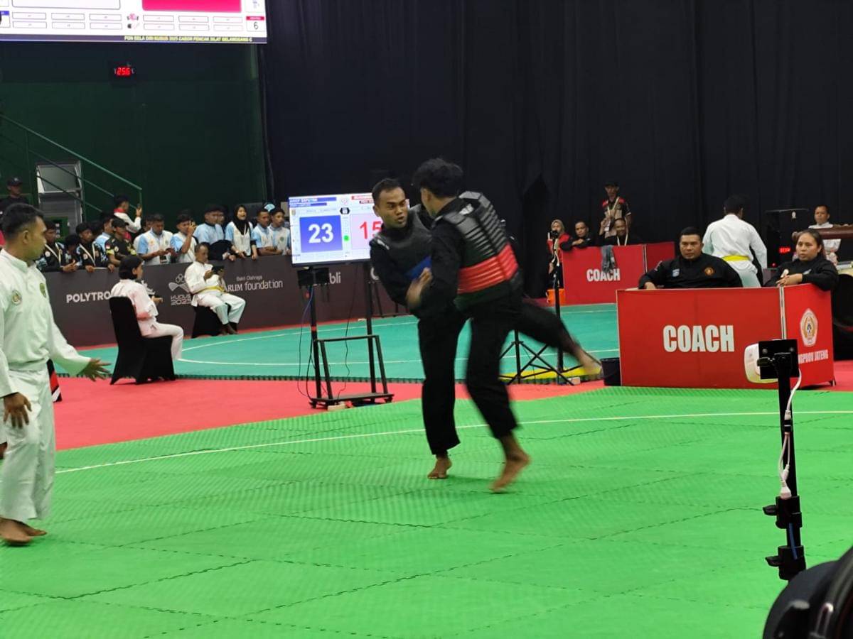 Pencak Pencak Silat Lampung (biru) saat bertanding di PON Beladiri Kudus 2025. (IDN Times/Muhaimin)