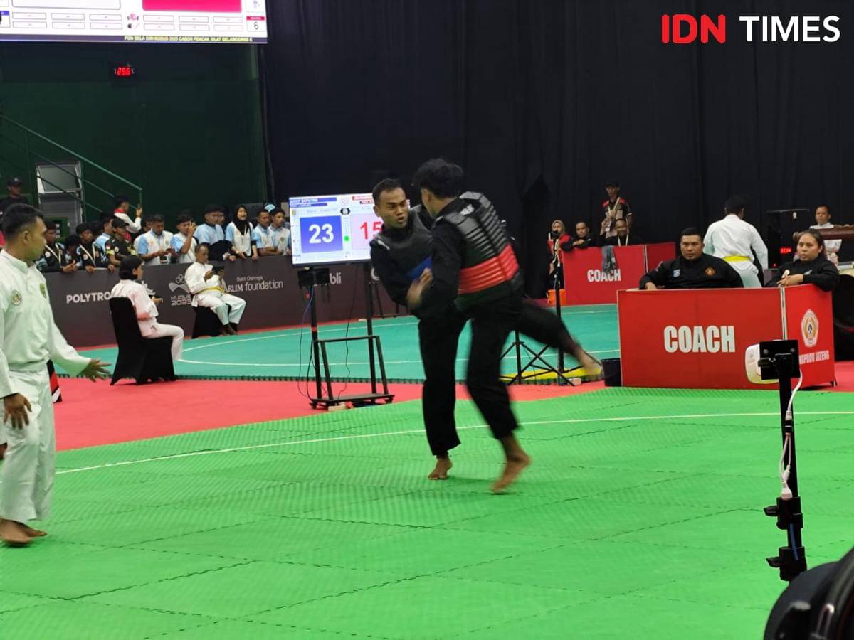 Pencak Pencak Silat Lampung (biru) saat bertanding di PON Beladiri Kudus 2025. (IDN Times/Muhaimin)
