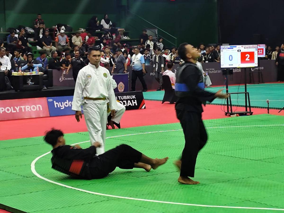 Pesilat Lampung (biru) saat bertanding di PON Beladiri Kudus 2025. (IDN Times/Muhaimin)