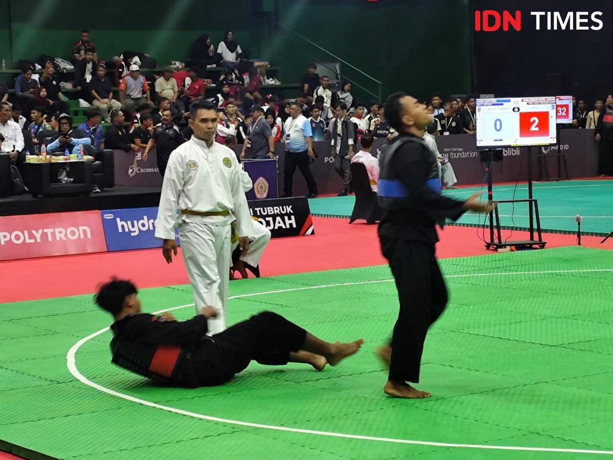 Pesilat Lampung (biru) saat bertanding di PON Beladiri Kudus 2025. (IDN Times/Muhaimin)