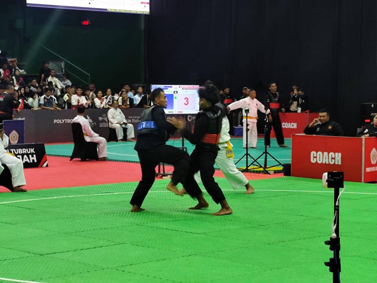 Atlet Pencak Silat Lampung (biru) saat bertanding di PON Beladiri Kudus 2025. (IDN Times/Muhaimin)