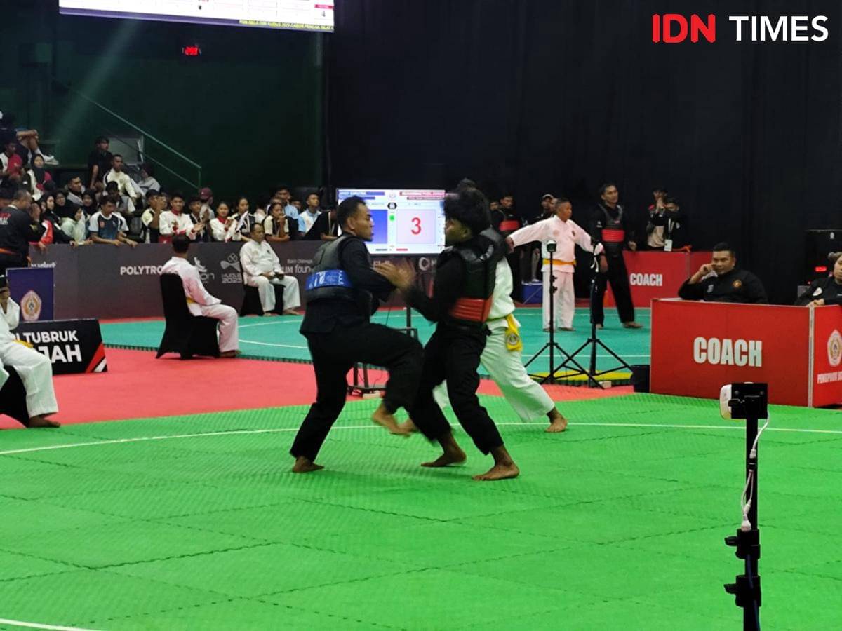 Atlet Pencak Silat Lampung (biru) saat bertanding di PON Beladiri Kudus 2025. (IDN Times/Muhaimin)