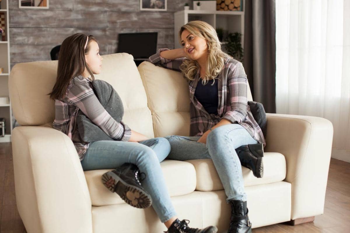 potret ibu mendengarkan anaknya bicara