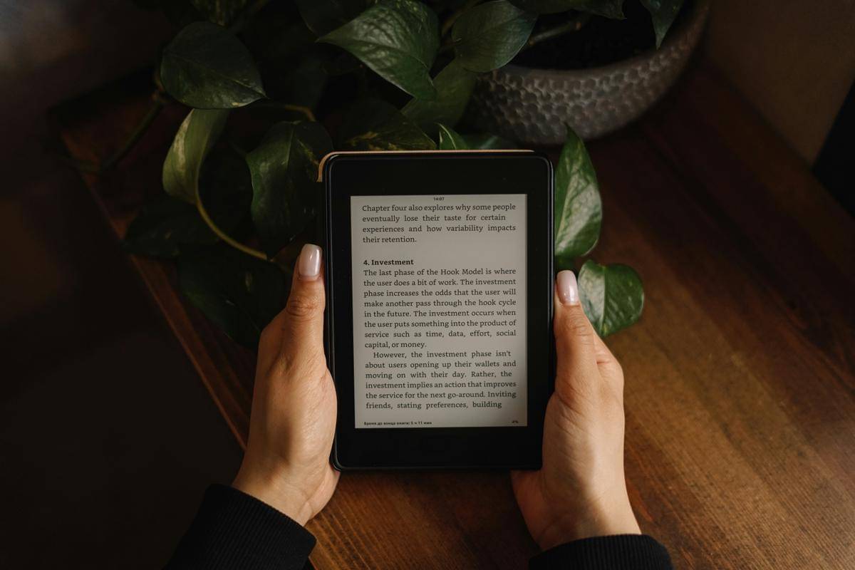 Kindle (unsplash.com/@lazizli)