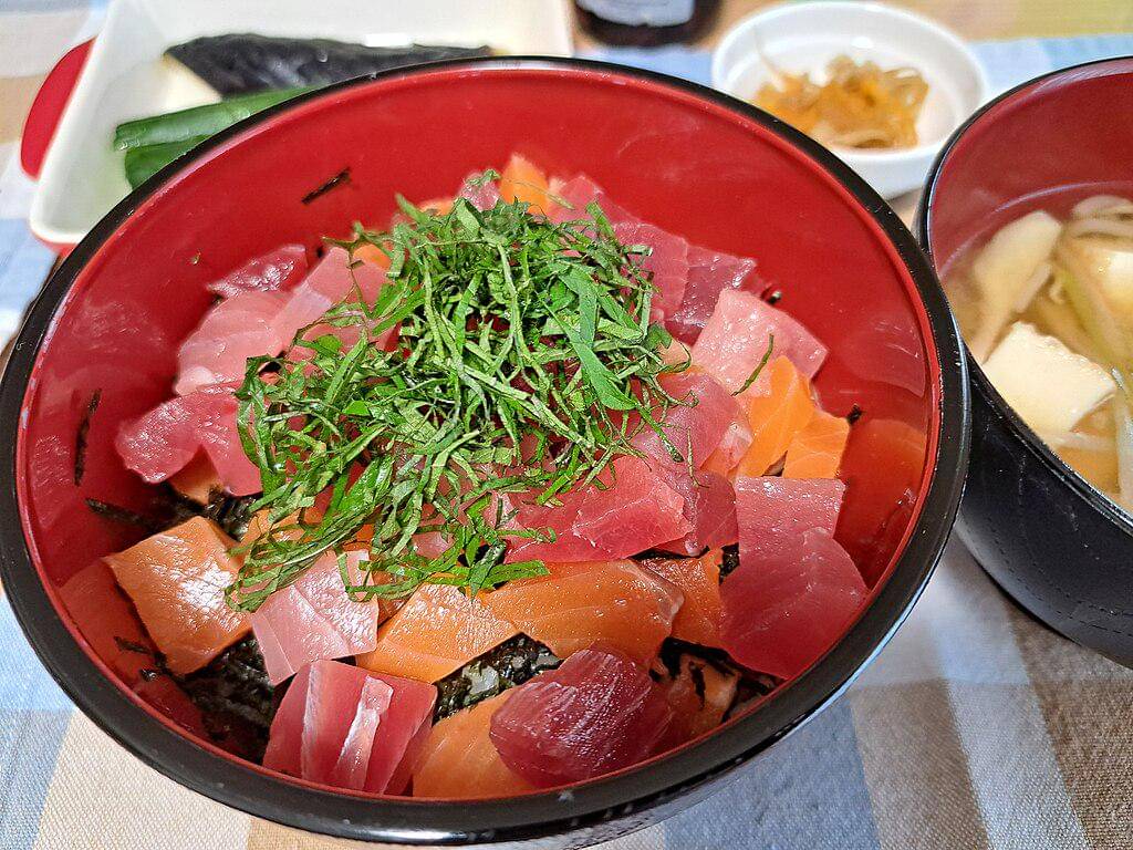 ilustrasi poke bowl berisi ikan tuna