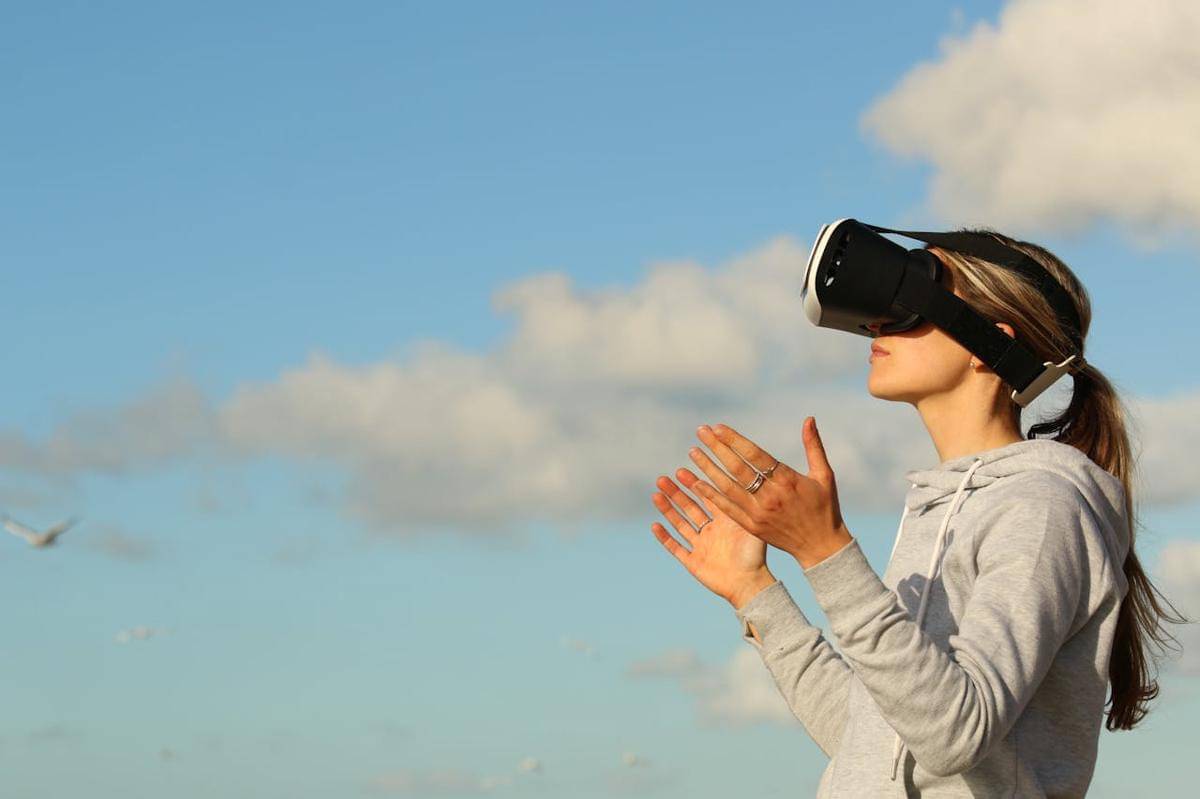 Ilustrasi teknologi Virtual Reality (VR).