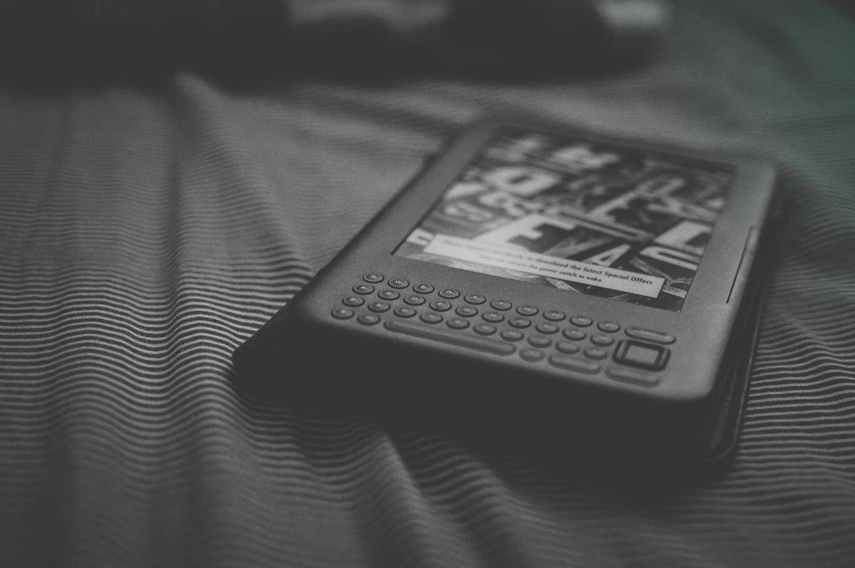 Kindle (pexels/Caio)