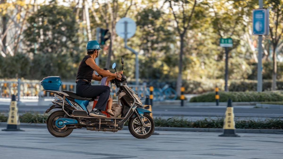 ilustrasi memakai helm modular