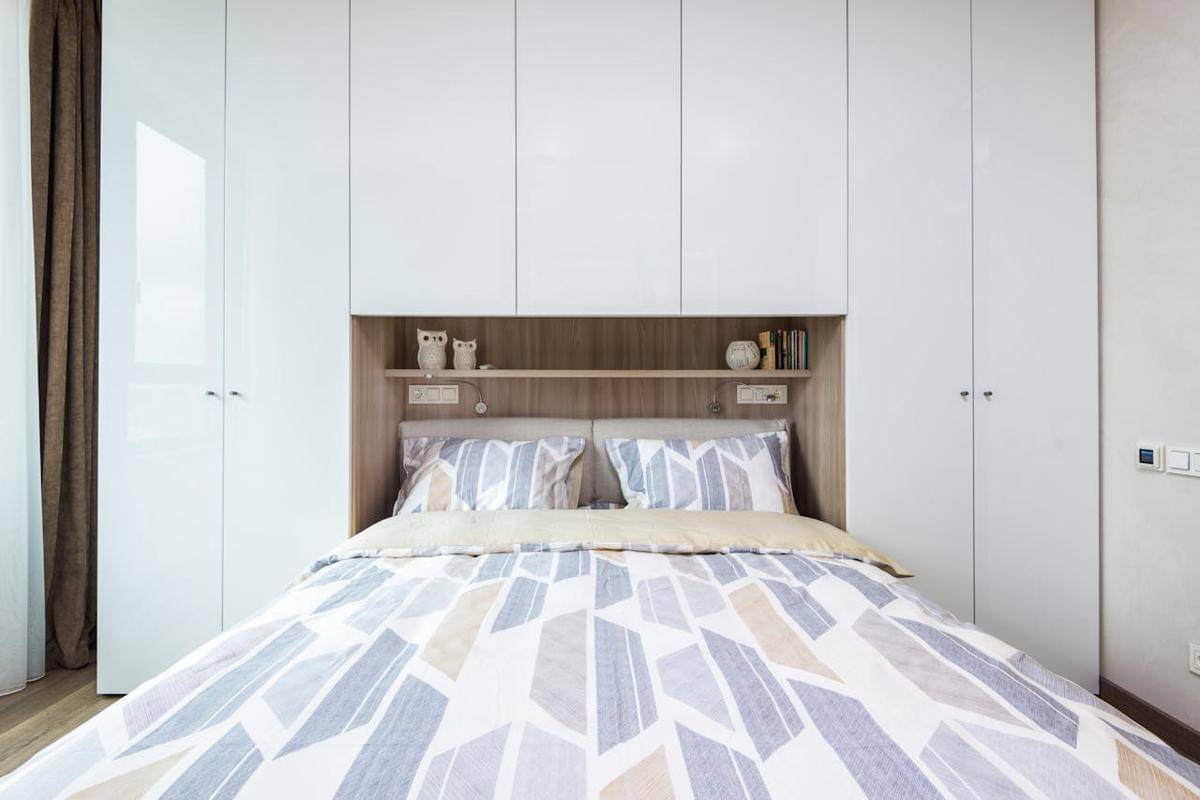 ilustrasi interior kamar tidur dengan warna beige dan motif