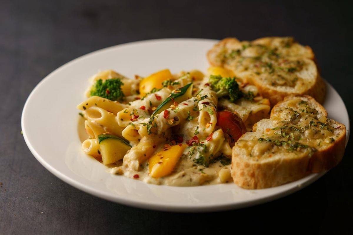 ilustrasi buttered garlic and chilli pasta