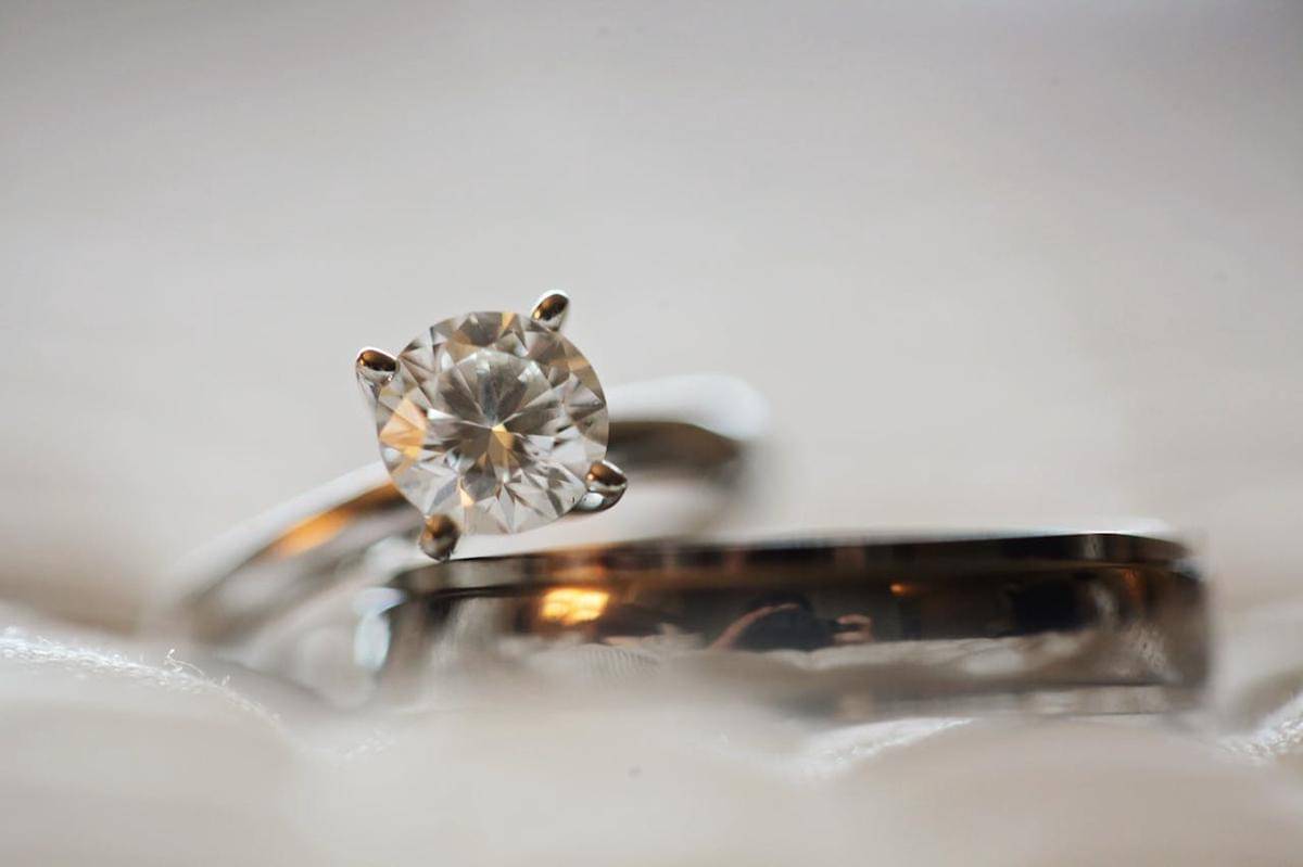 ilustrasi cincin platinum