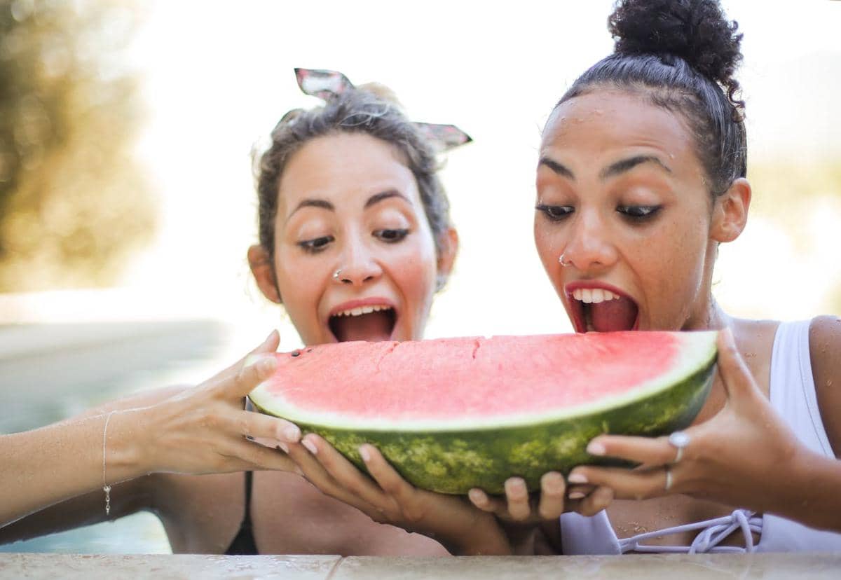 ilustrasi memakan buah semangka