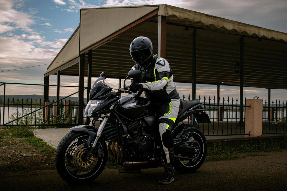 ilustrasi helm half face