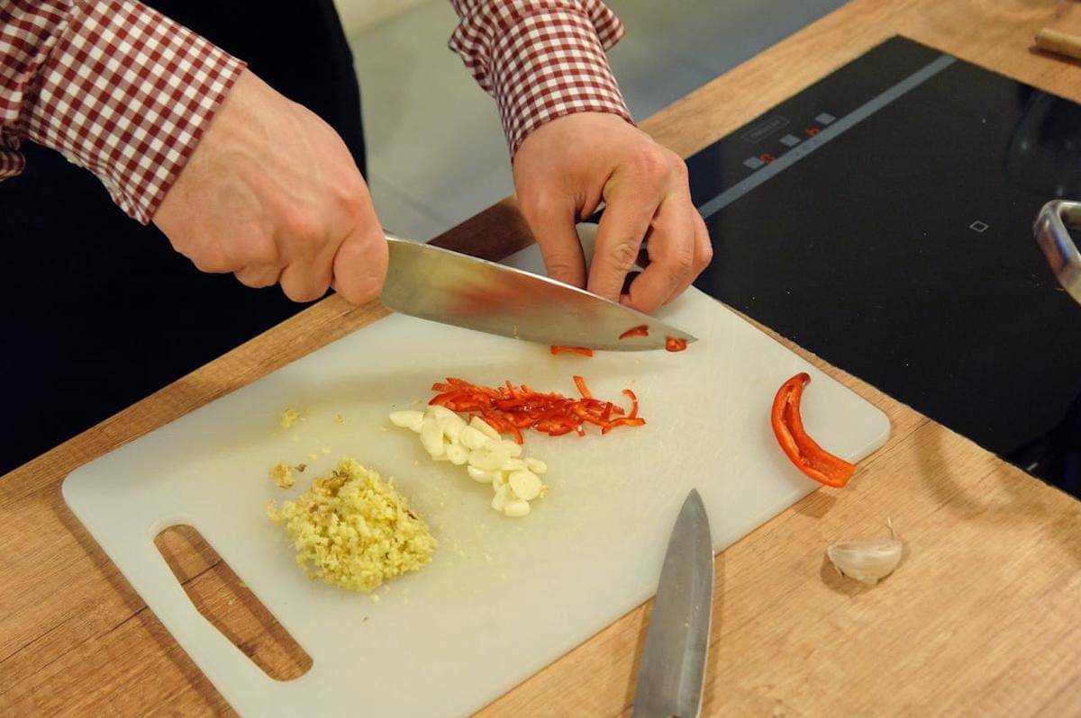 ilustrasi membuat buttered garlic and chilli pasta