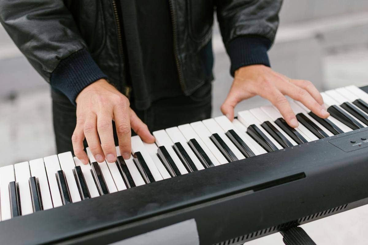 ilustrasi main piano