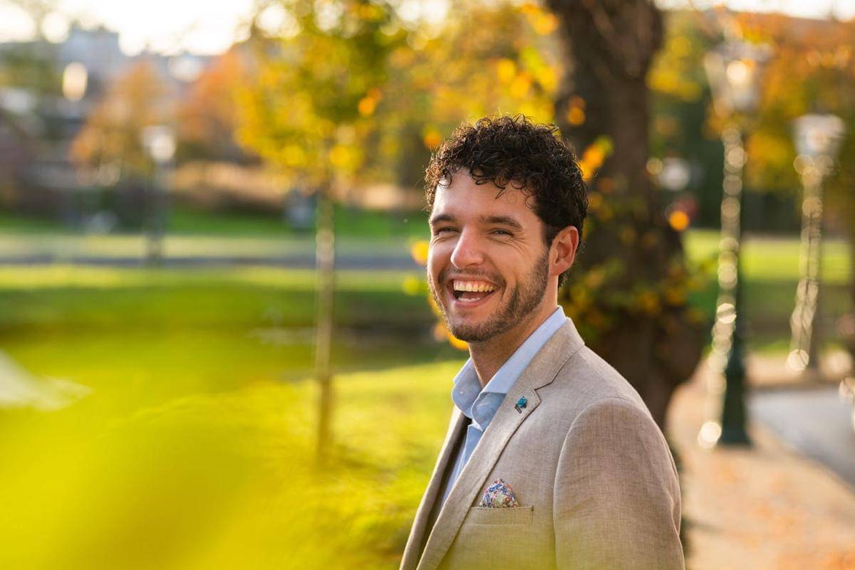 ilustrasi pria bahagia