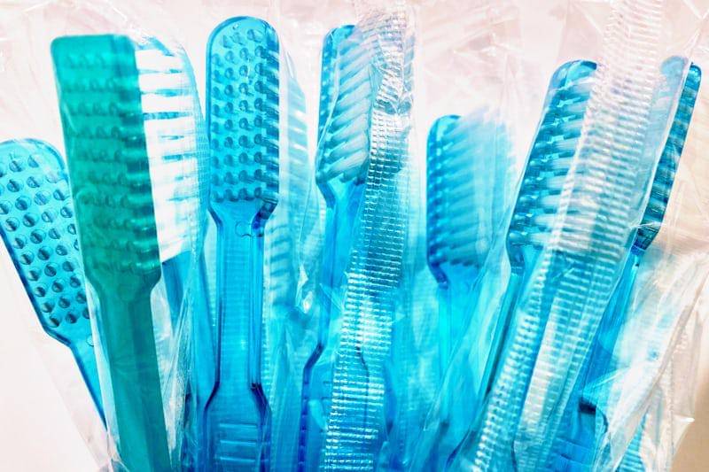 https://unsplash.com/photos/blue-and-white-plastic-hair-comb-sWudehHJXD4