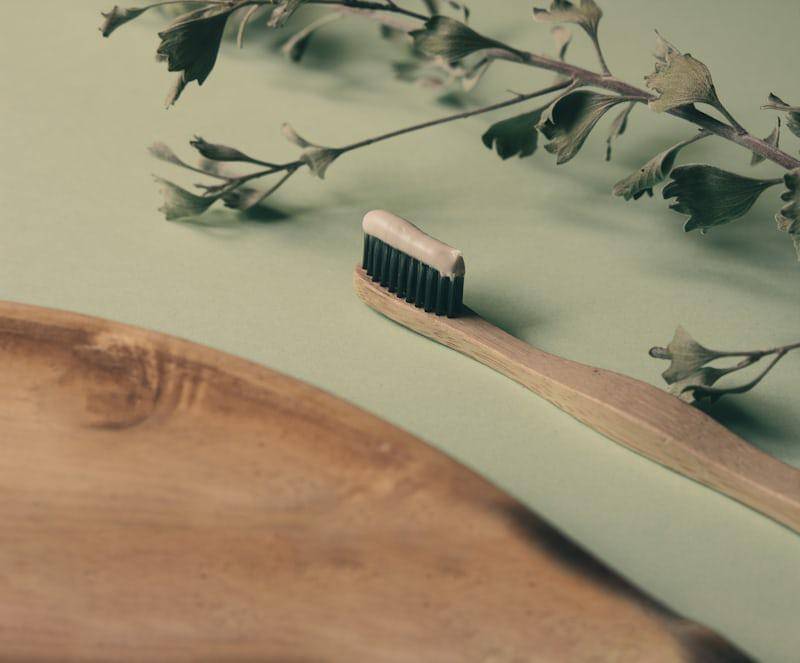 https://unsplash.com/photos/brown-wooden-hair-comb-on-white-and-green-floral-textile-30exjHVINOs