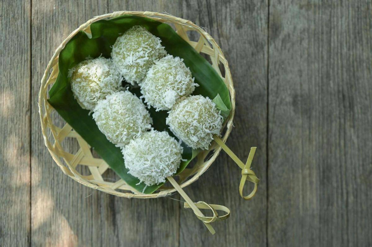 ilustrasi klepon pandan isi Nutella 