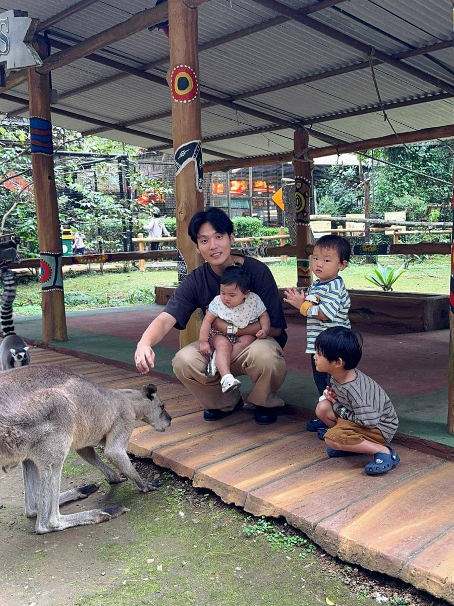 potret kedekatan Na Daehoon dan ketiga anaknya