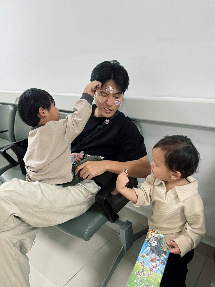 potret kedekatan Na Daehoon dan ketiga anaknya