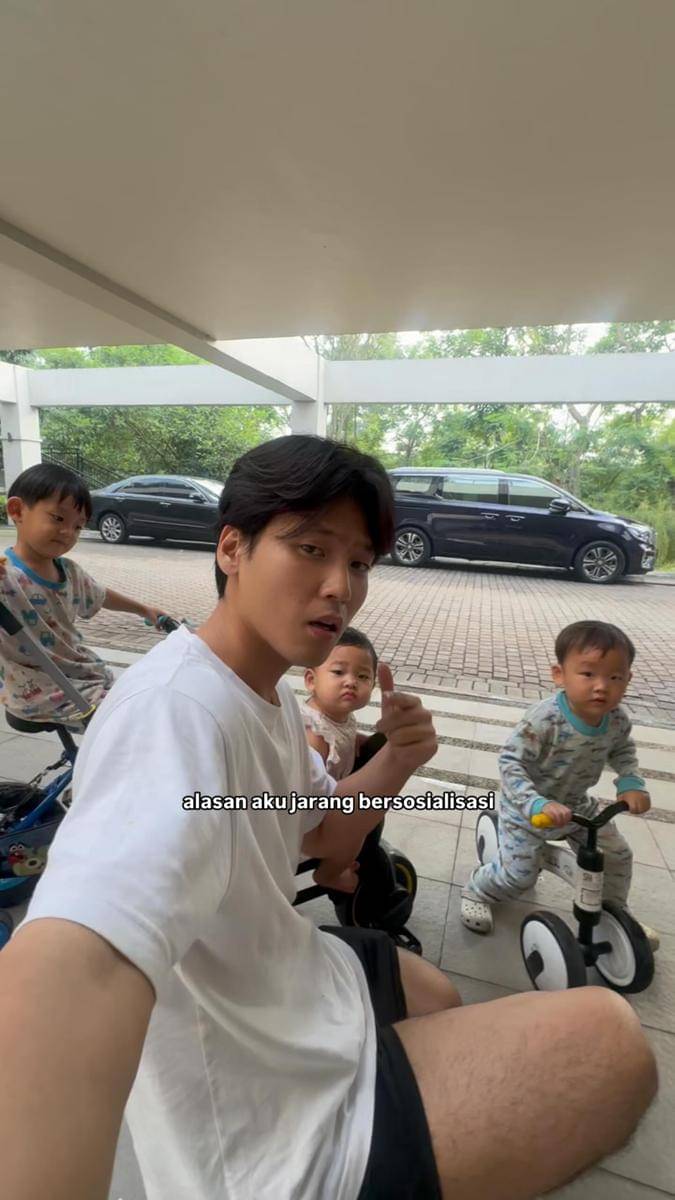 potret kedekatan Na Daehoon dan ketiga anaknya