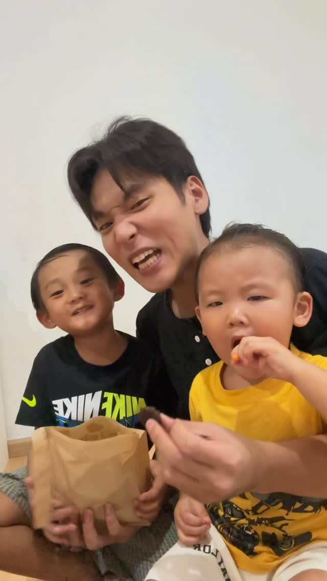 potret kedekatan Na Daehoon dan ketiga anaknya