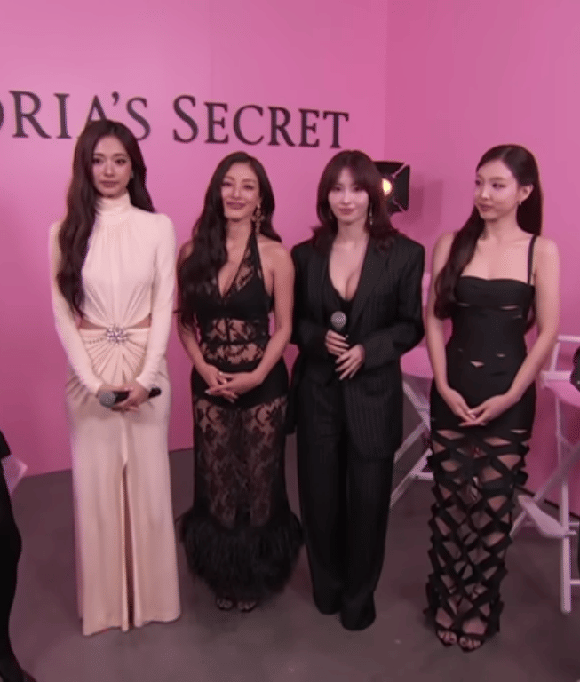 OOTD TWICE di Victoria's Secret Fashion Show 2025
