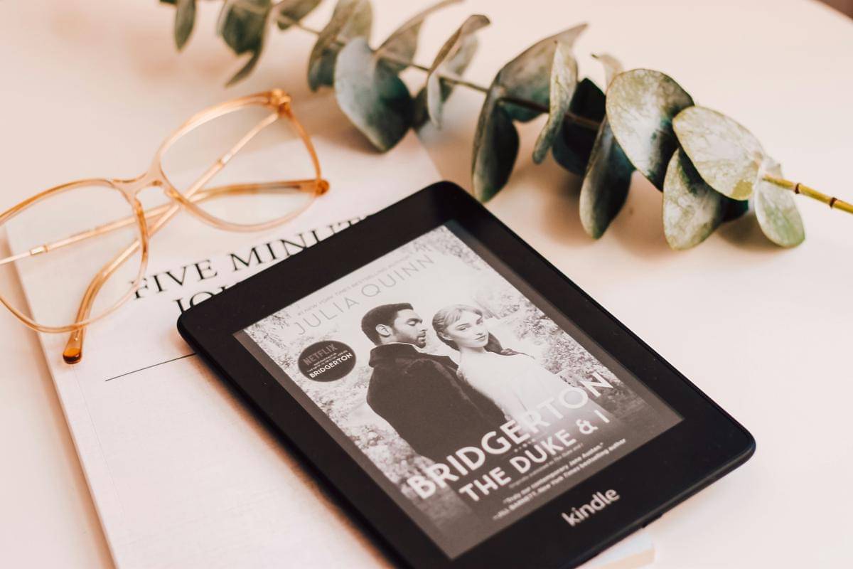 Kindle (unsplash.com/@itsmaemedia)