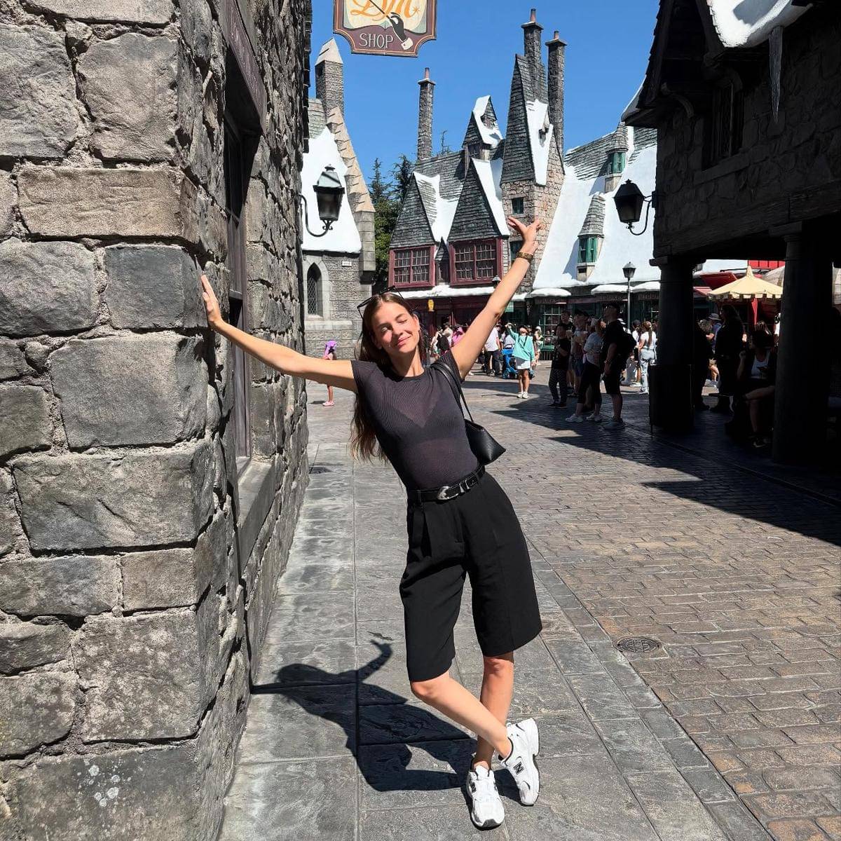 Ide OOTD sporty-chic ala Barbara Palvin