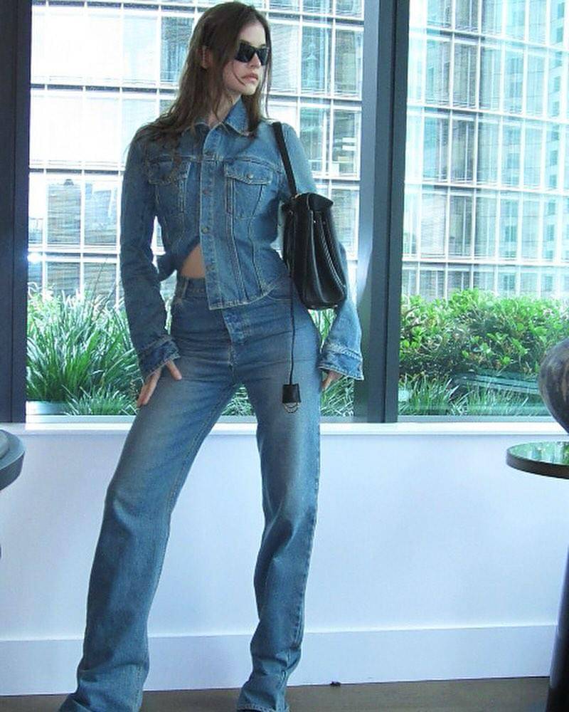 Ide OOTD sporty-chic ala Barbara Palvin