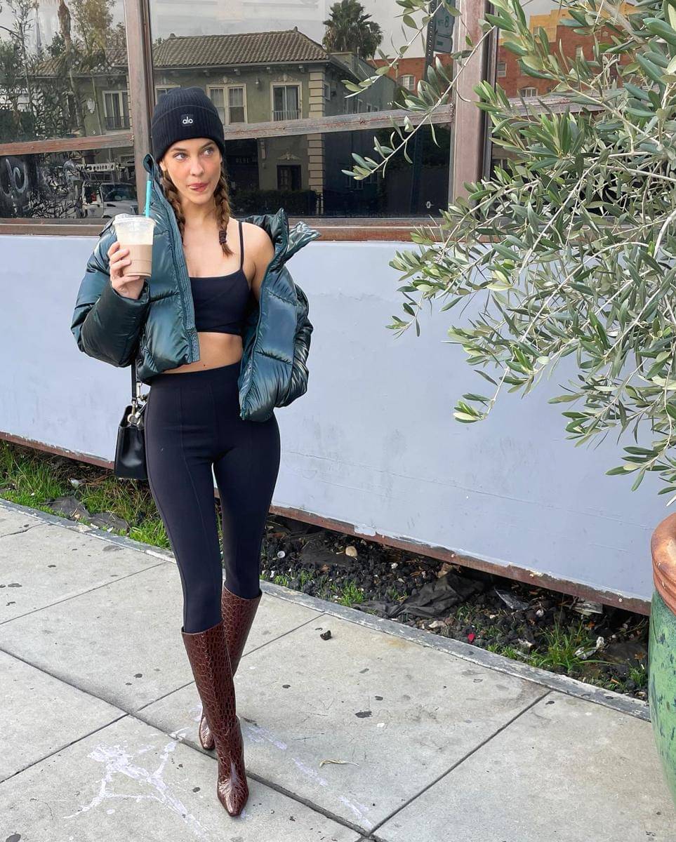 Ide OOTD sporty-chic ala Barbara Palvin